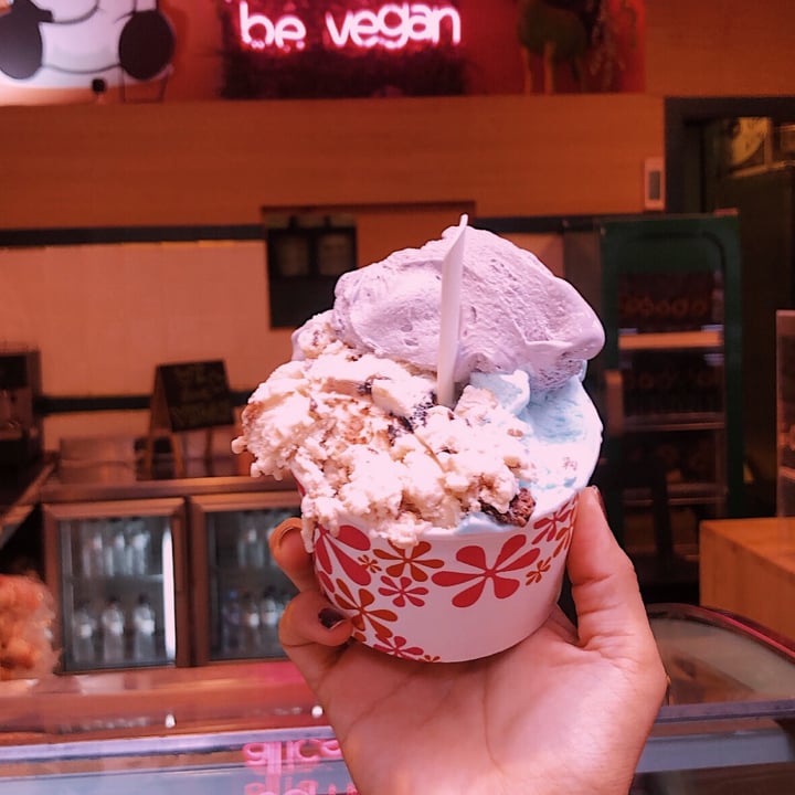 review photo of Madonna Vegan cotton candy, violeta y snickers shared by @gisvitlavie on 25 Aug 2022 - review