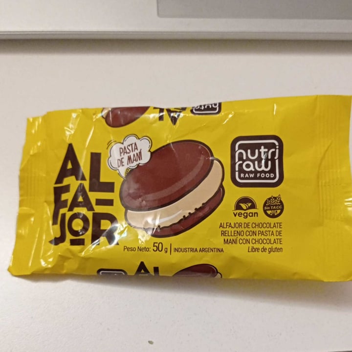 photo of Nutri Raw Alfajor de chocolate relleno con pasta de maní shared by @beluarce on  12 May 2022 - review