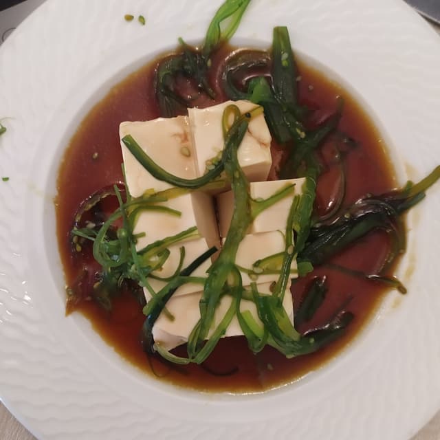 Foto do prato “tofu marinato con alghe”