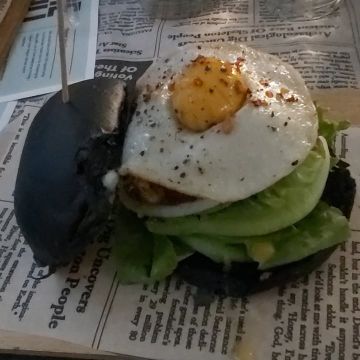 photo of Vegan Streetfood Deli - Obs Bacon, Egg & Cheez Burger shared by @dwatling on  19 Jan 2022 - review