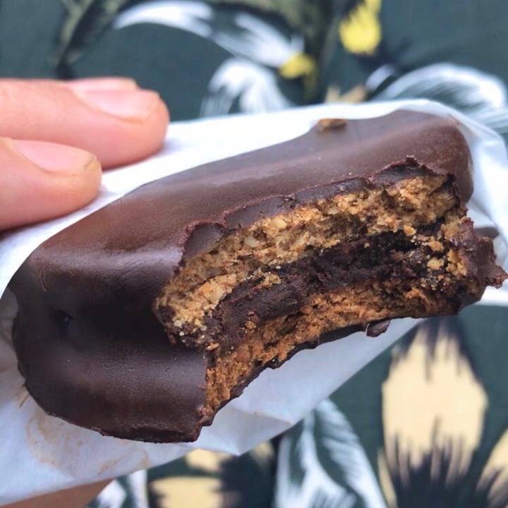 review photo of Franemma Alfajor Almendra shared by @franiwonka on 16 Mar 2021 - review