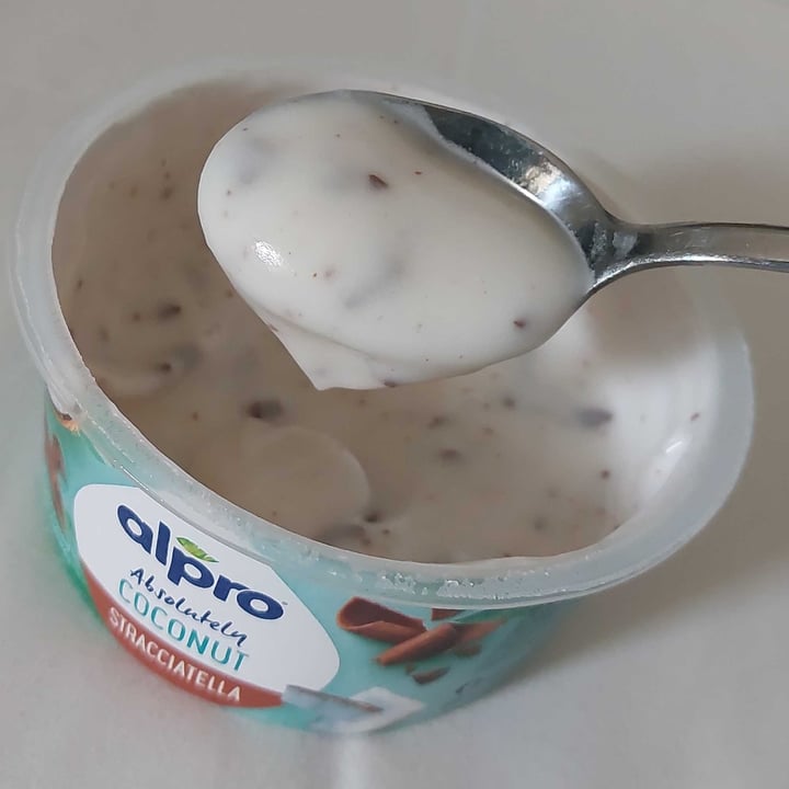 photo of Alpro Absolutely Coconut Stracciatella shared by @amicheperlacresta on  24 Apr 2022 - review