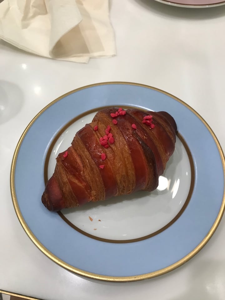 review photo of Ladurée Beverly Hills Rose Croissant shared by @janelana on 30 Dec 2019 - review