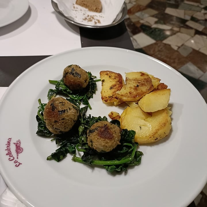 photo of La Colubrina Polpette di freekeh e kale, con spinaci e chips di batata shared by @dalla on  07 Jan 2022 - review