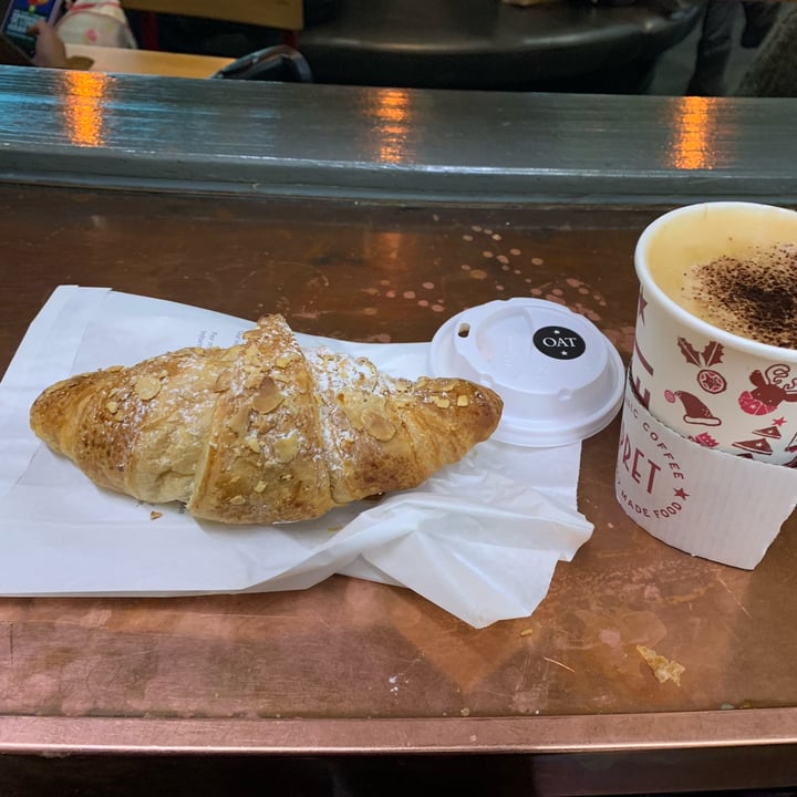 photo of Pret A Manger almond croissant shared by @unejanie on  09 Dec 2022 - review
