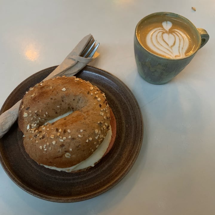 photo of Bioma plant based café Bagel de jamón y queso shared by @fernandavegan on  31 Oct 2021 - review