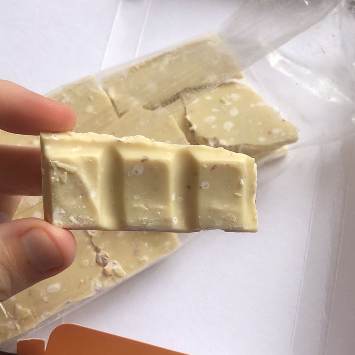 review photo of Super Vegan chocolate branco com amendoas shared by @tamirishp on 14 Mar 2022 - review