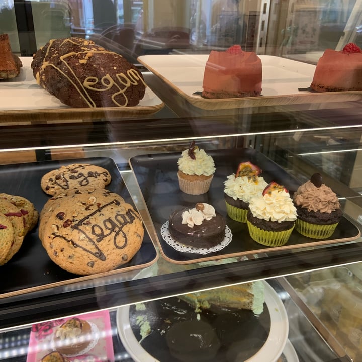photo of Jo and Nana Cakes La fleur chocolat frambois shared by @applepie24 on  04 May 2022 - review