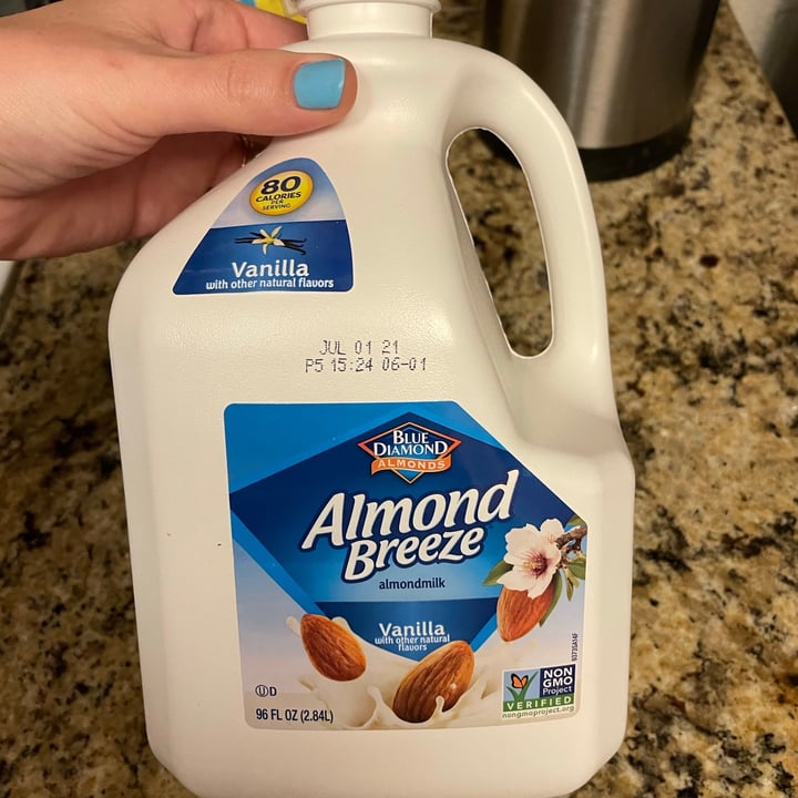 review photo of Blue Diamond Unsweetened Vanilla Almond Milk 2.84L shared by @veganlyssa on 11 Apr 2021 - review