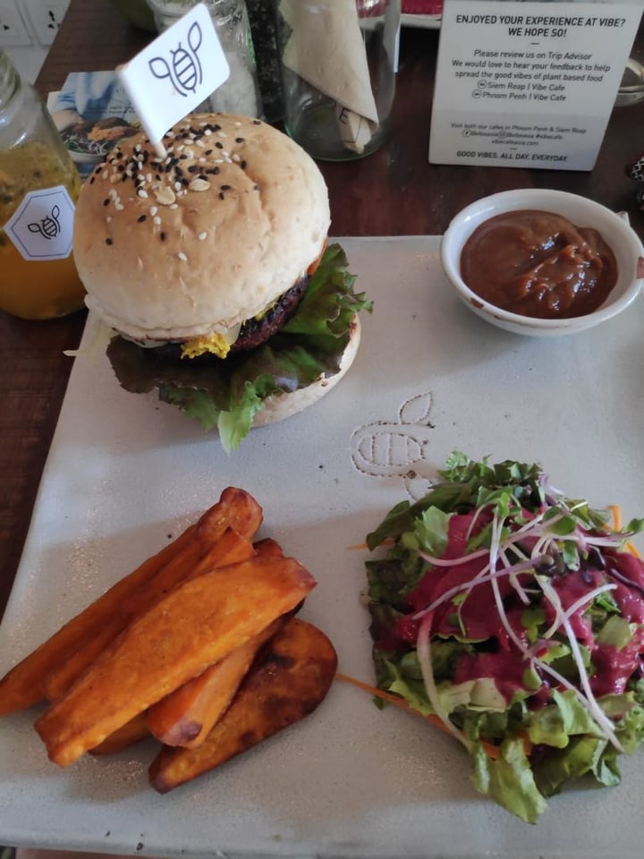 photo of VIBE Cafe Nomad burger shared by @ricardo535 on  11 Jan 2020 - review
