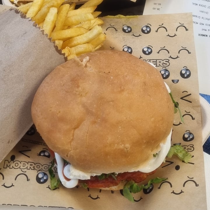 photo of MODROCKERS Hot chikn burger shared by @sunshineyum on  10 Jul 2022 - review