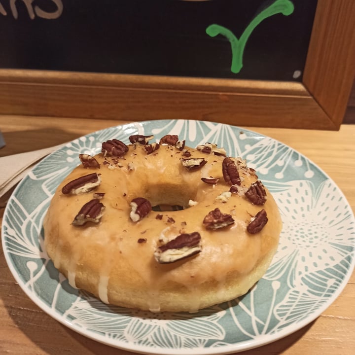 review photo of VegAmazing Doughnuts Donut de sirope de arce y nuez pecana shared by @subflava on 12 Feb 2022 - review