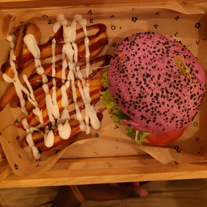 review photo of Flower Burger Cherry Bomb shared by @sarafrighi on 28 Jun 2022 - review