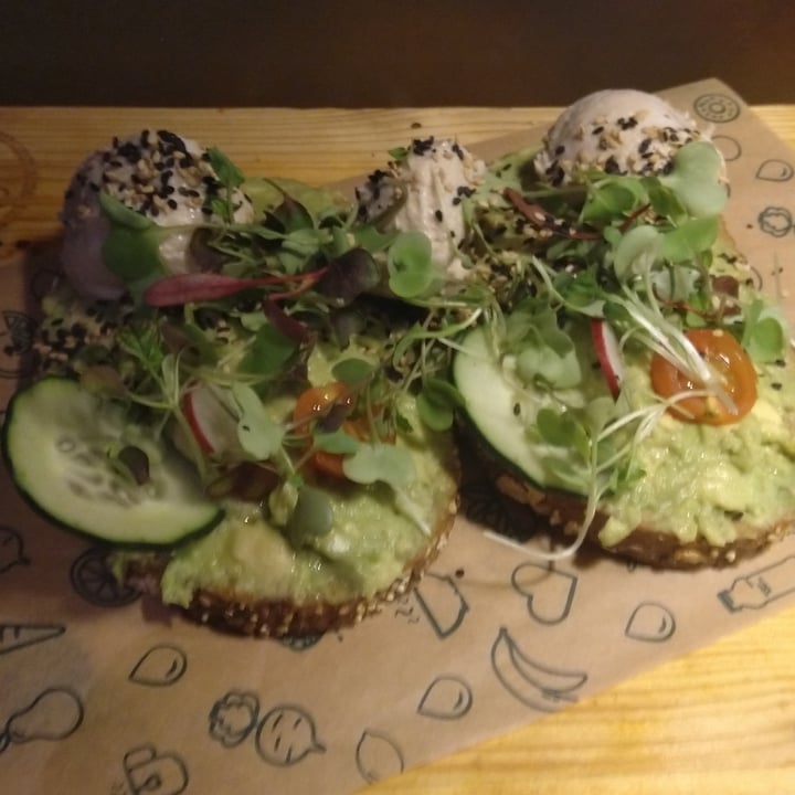 photo of Green & Berry Vegan Avocado Toast shared by @dorian_hyde on  29 Apr 2021 - review