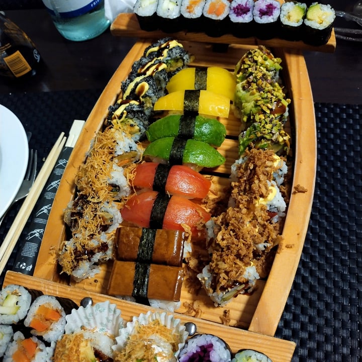 review photo of Asia Fusion Sushi Barca mix per 2 persone Vegan shared by @metschinaski on 05 Jun 2022 - review