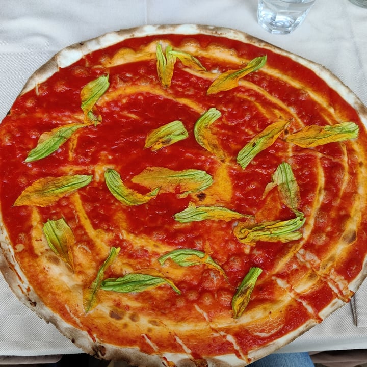 photo of Original Pizza Ok Pizza Con Fiori Di Zucca shared by @vegangio on  27 May 2022 - review