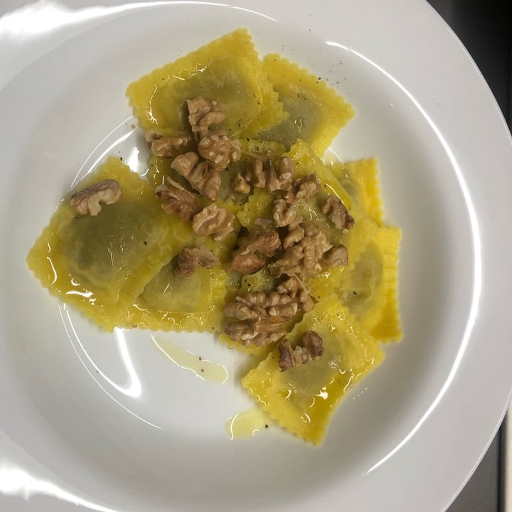 photo of Fermaggio Ravioli con ripieno di Fermaggio fresco radicchio e noci shared by @rossrebel on  15 Oct 2022 - review