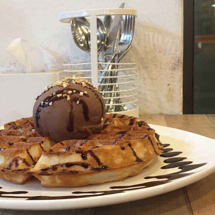 review photo of WellSmoocht Waffle (with hazelnut r'ice cream) shared by @holyloewe on 06 Nov 2018 - review