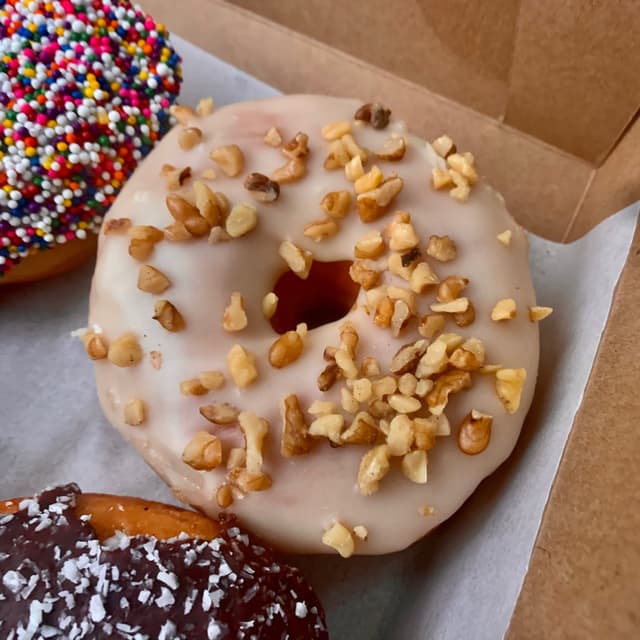 「Maple walnut donut」の料理の写真