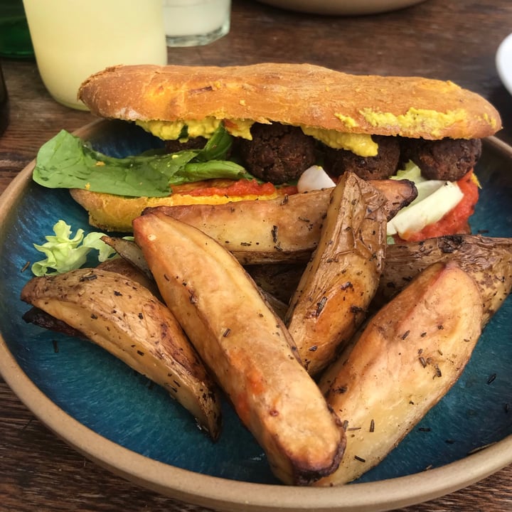 review photo of Artemisia Sandwich de albóndigas shared by @micalallopizzi on 28 Aug 2021 - review