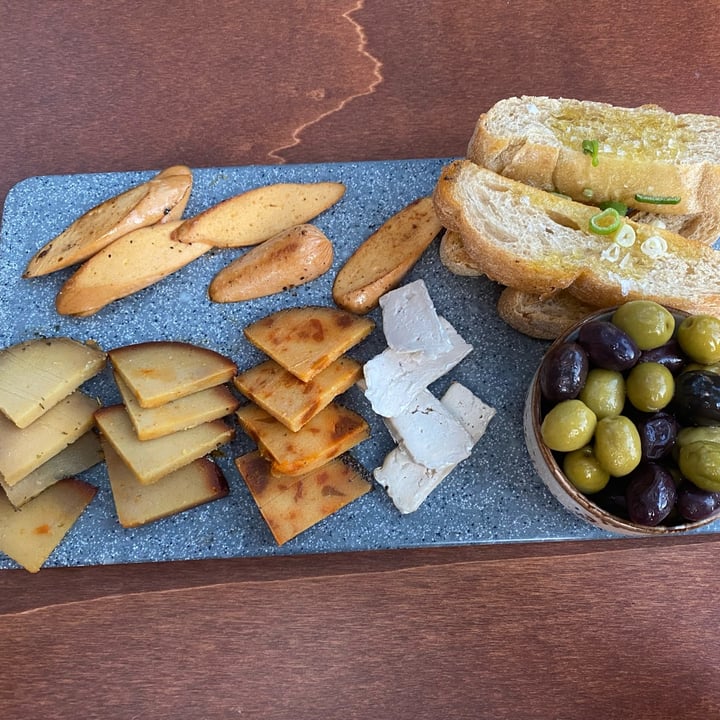 photo of Amarre Marina - Vegan food & Drinks Tabla De Quesos shared by @beaandveganfood on  02 Sep 2022 - review