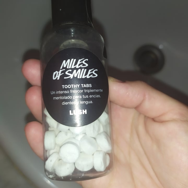 photo of LUSH Fresh Handmade Cosmetics Toothy tabs Miles Of Smiles shared by @crisvegan24 on  19 Mar 2021 - review