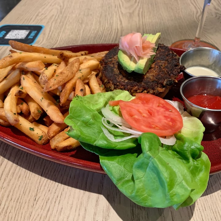 photo of Maui Brewing Co. Kailua Against the Grain Veggie Burger shared by @calysa14 on  26 Apr 2022 - review