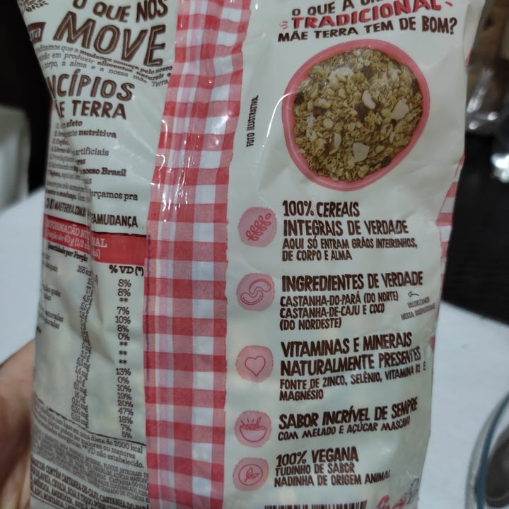 photo of Mãe Terra Granola tradicional com castanhas brasileiras shared by @llaurinharesende on  16 Feb 2022 - review