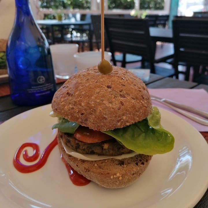 photo of Veganda Mushroom Burger shared by @ericaabillion95 on  14 Apr 2022 - review