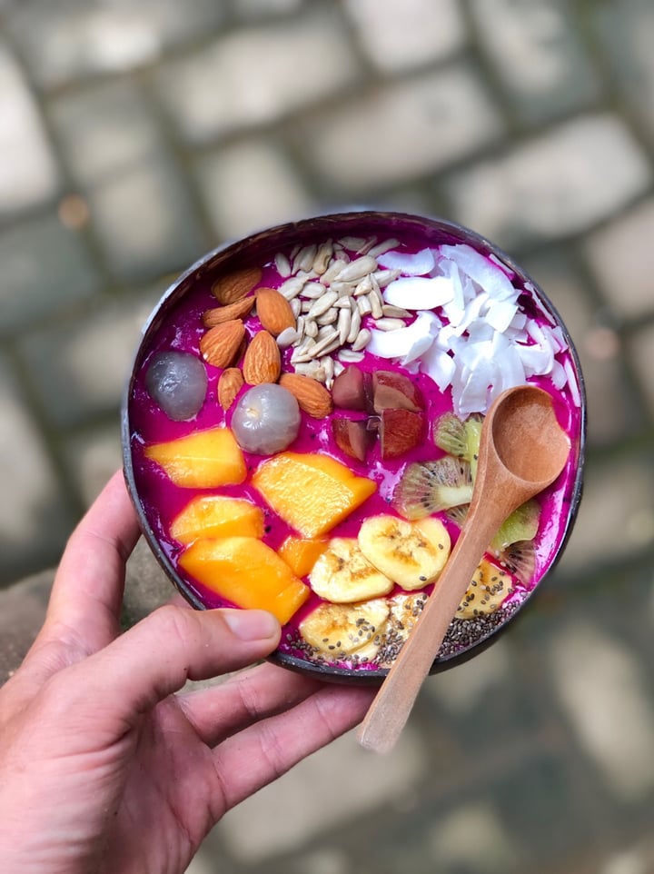 photo of L-Pari Dragon fruit smoothie bowl shared by @beneatsseeds on  29 Apr 2019 - review