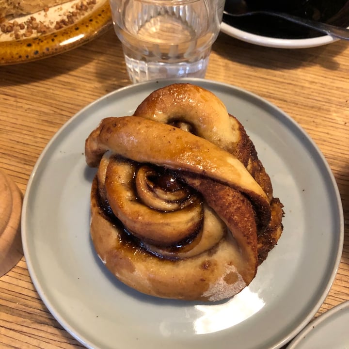 photo of Grounded Cinnamon roll shared by @ginevrafigini on  26 Sep 2021 - review