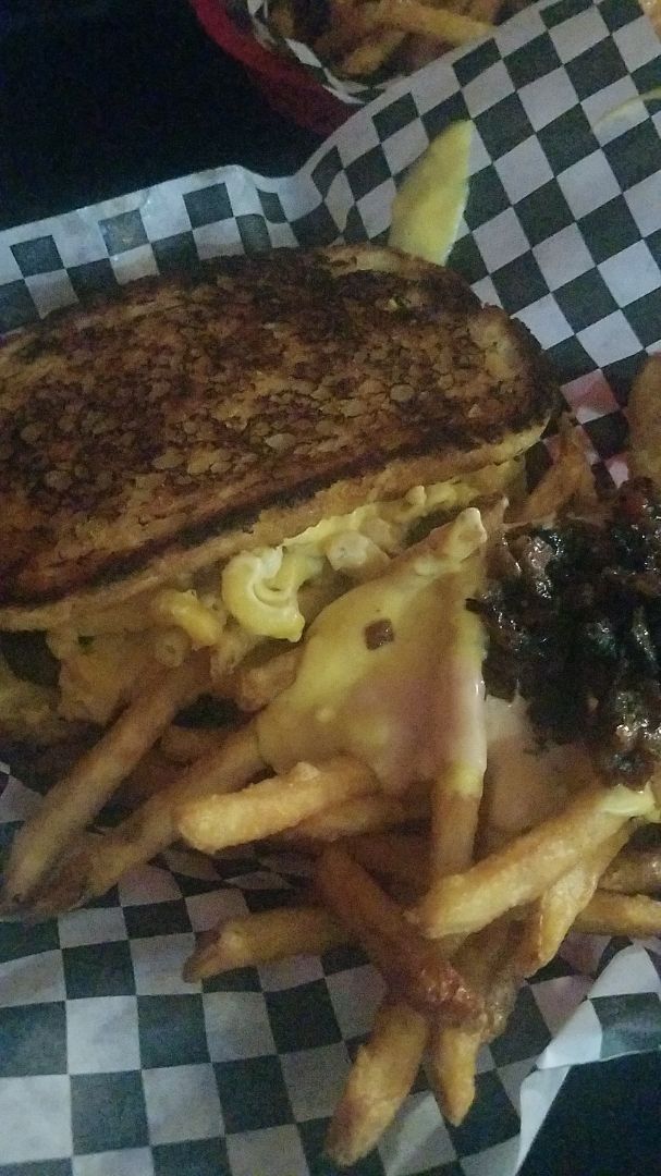 photo of Doomie's Home Cookin' Mac Melt & Animal Style Fries shared by @morganthevegan on  27 Jul 2019 - review