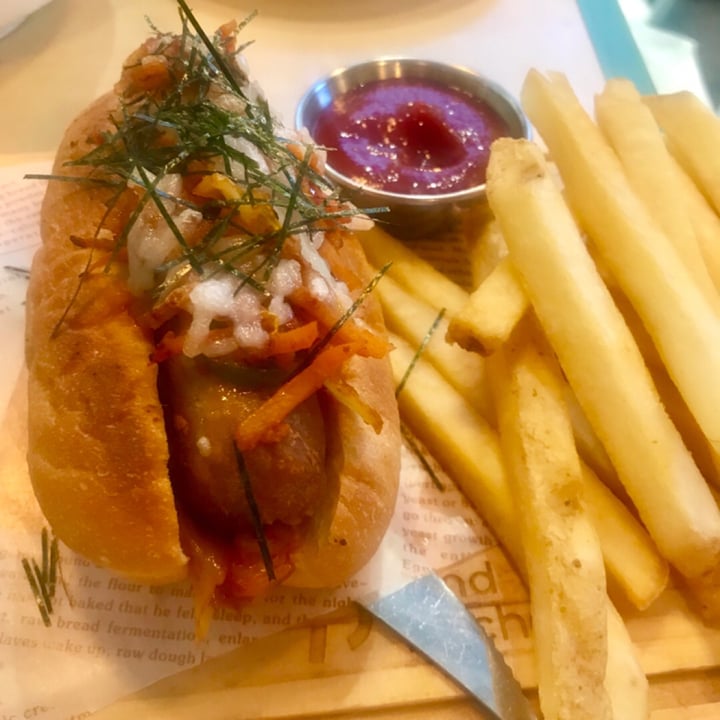 photo of Kind Kitchen by Green Common Beyond Sausage K-Dog with Fries shared by @kaylabear on  12 Nov 2018 - review