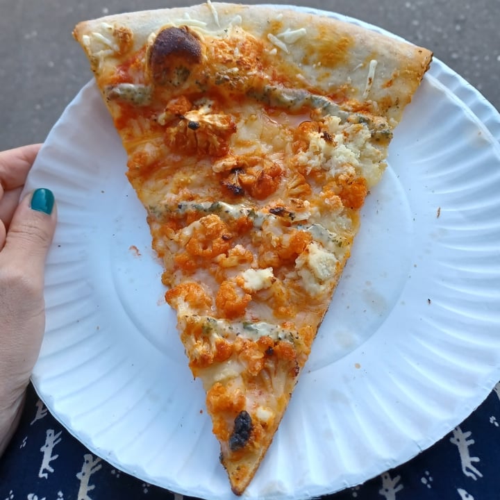 photo of Screamer's Pizzeria Buffalo Cauliflower Slice shared by @tipsyballoons on  30 Aug 2022 - review