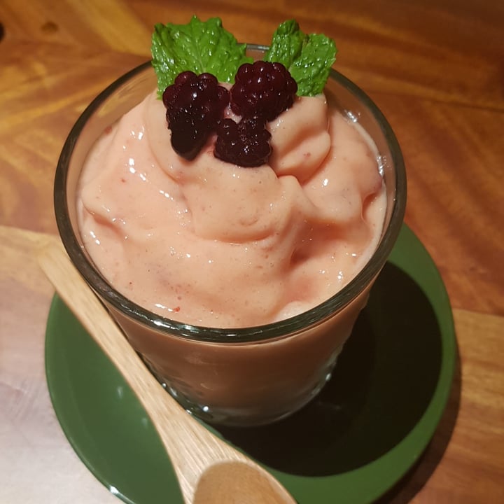 photo of Củ và Rễ - A Vegan Restaurant Smoothie: Mango, Raspberry, Coconut shared by @transit-future on  02 Nov 2020 - review