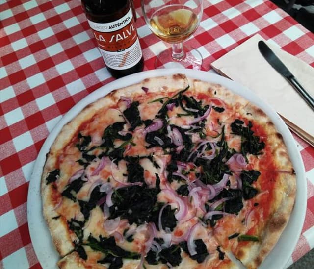 菜肴“Pizza espinacas y cebolla”的照片