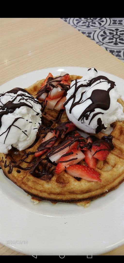 Photo du plat “Strawberries And Cream GF Waffle”