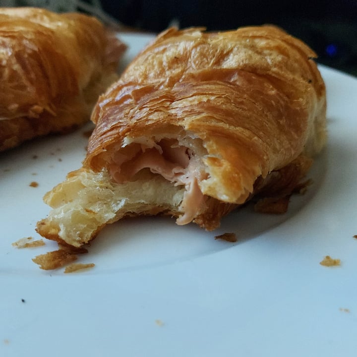 photo of El GAT VEGÀ Croissant de jamón y queso vegano shared by @amarok on  16 Jan 2021 - review