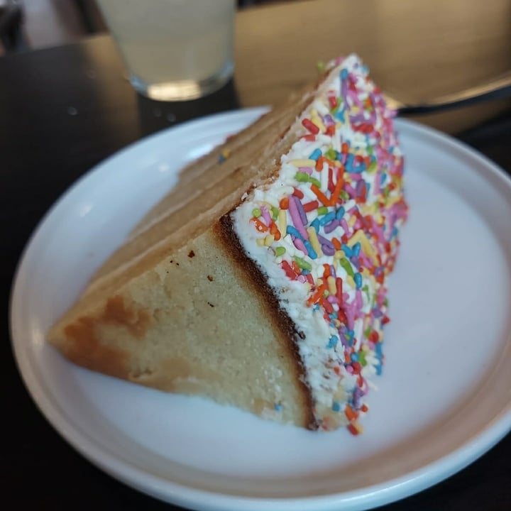 photo of Rosetta Hall Birthday Cake shared by @navnismehta on  21 Oct 2021 - review