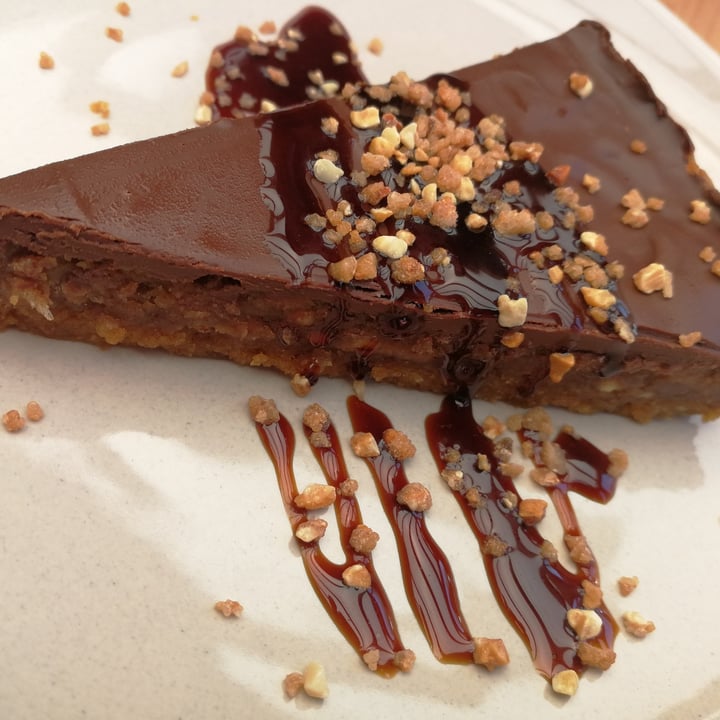 photo of Dorothy's Veggie Bistro Tarta Twix De Chocolate Y Toffee De Cacahuete Y Dátil shared by @lorelorelein on  01 Oct 2020 - review