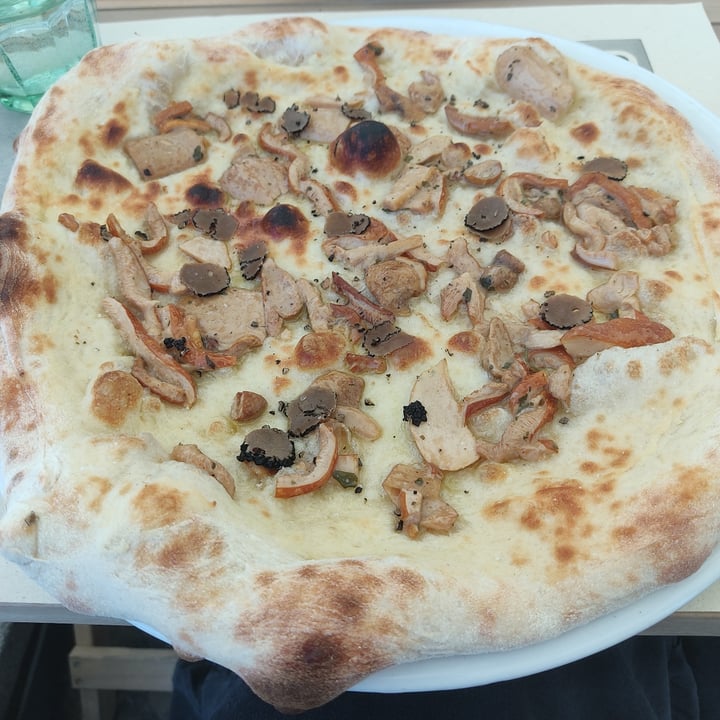 photo of Napule E' Pizza con funghi porcini e scaglie di tartufo shared by @lauranguis on  10 May 2022 - review