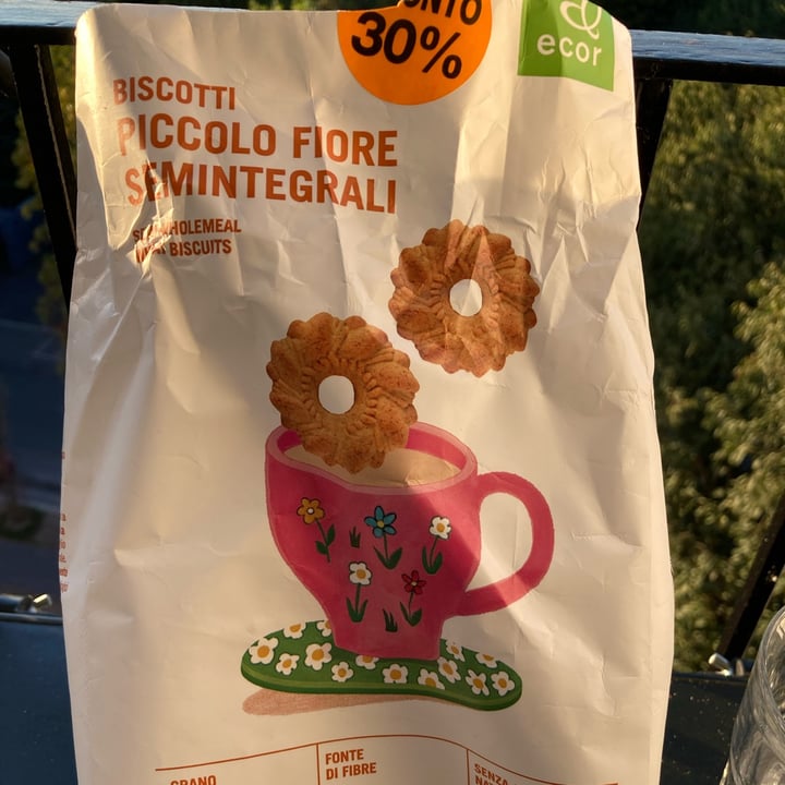 photo of Ecor biscotti piccolo fiore semintegrali shared by @tittiveg on  17 Sep 2022 - review