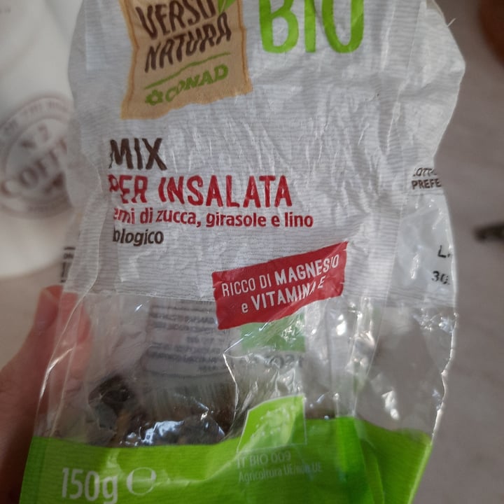 photo of Verso Natura Conad Veg Mix per insalata semi di zucca girasole e lino shared by @jessica0811 on  13 Mar 2022 - review