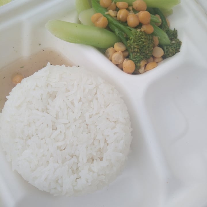 photo of Củ và Rễ - A Vegan Restaurant Broccoli and chickpeas shared by @andreaalexandra on  21 Jun 2021 - review