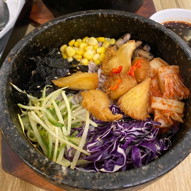 菜肴“Stone Pot Monkey Head
Mushroom Rice”的照片