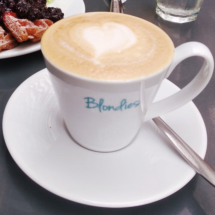 photo of Blondies Bakery Cafe Café con leche de almendras shared by @brenduliiii on  09 Jan 2021 - review