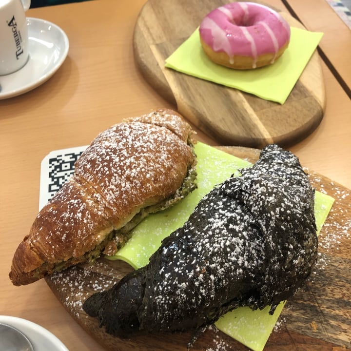 photo of Efrem - Caffetteria, Pasticceria, Cucina Brioche Al Carbone Al Pistacchio shared by @aleassia on  14 May 2022 - review