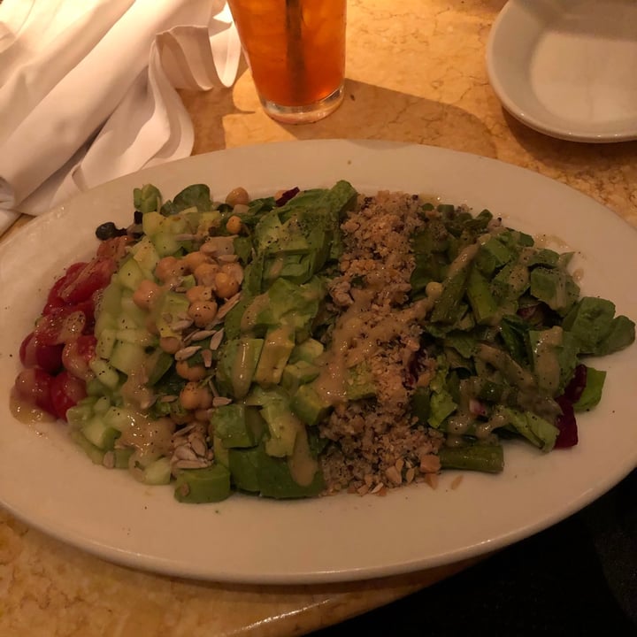 photo of The Cheesecake Factory Vegan Cobb Salad shared by @caroesti on  11 Jan 2021 - review
