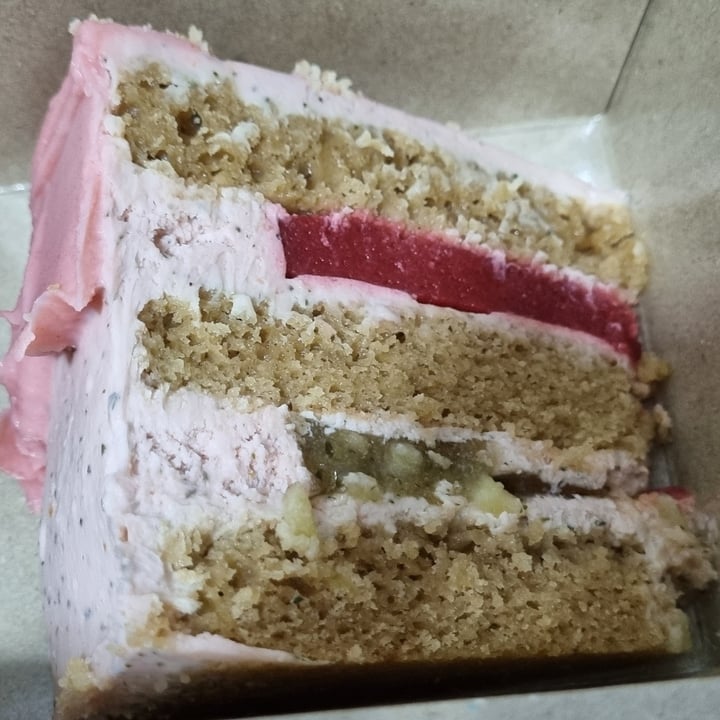 review photo of Green Sushi Strawberry Mojito Cake shared by @luciamf on 14 Feb 2022 - review