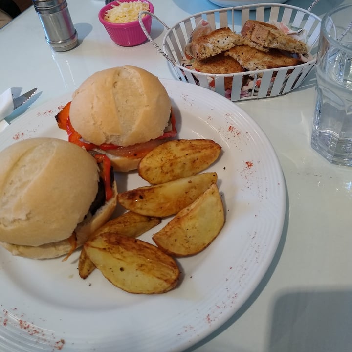 review photo of Mumi's Pâtisserie Sandwich de verduras salteadas shared by @valentina14 on 12 Jul 2021 - review